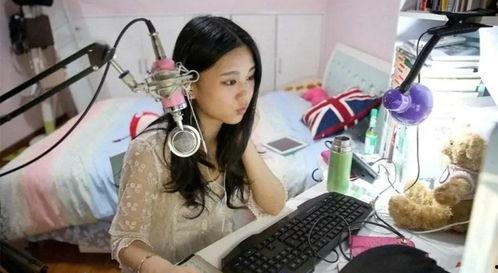 娱乐主播吃瓜直播边写字边讲,娱乐主播边写字边讲，趣味横生演绎直播新玩法